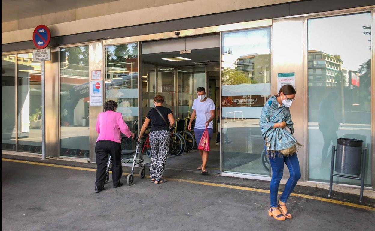 Coronavirus en Granada | Los brotes del hospital Virgen de las Nieves acumulan 15 nuevos contagiados