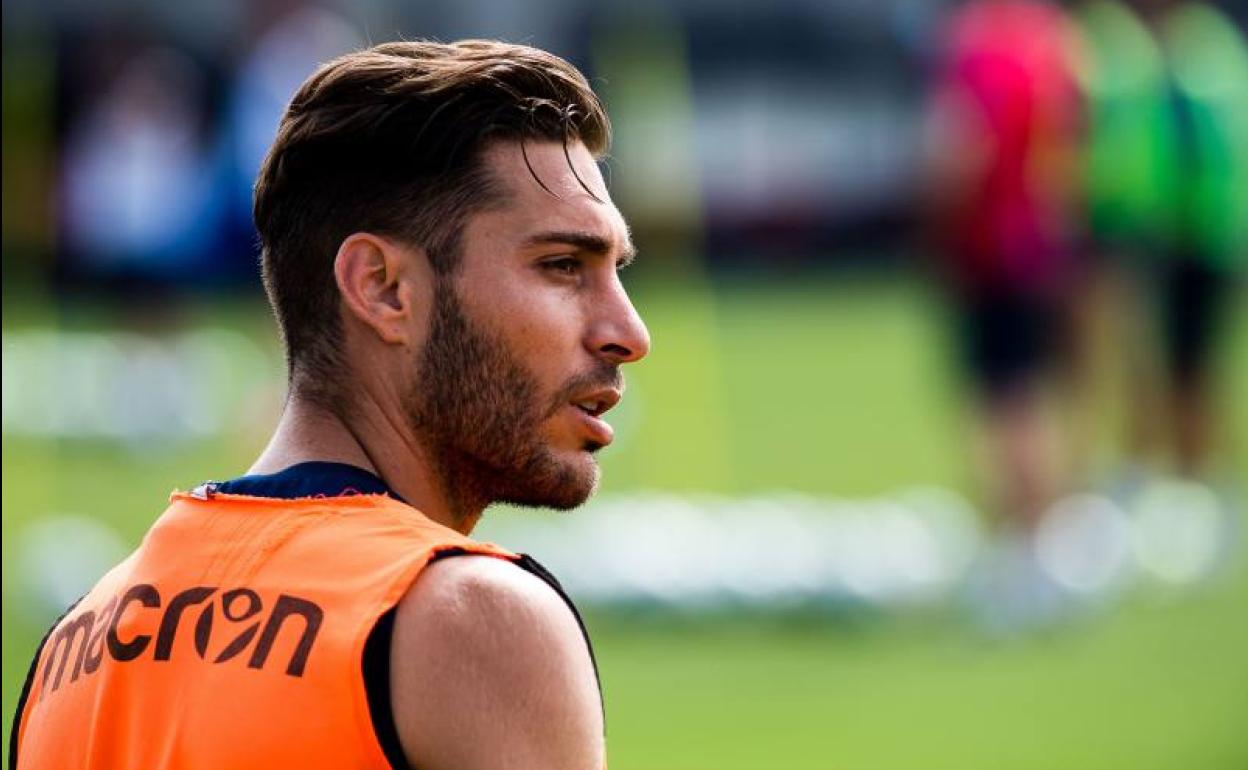 El exrojiblanco Rubén Rochina, durante un entrenamiento con el Levante, con quien termina contrato en 2021. 