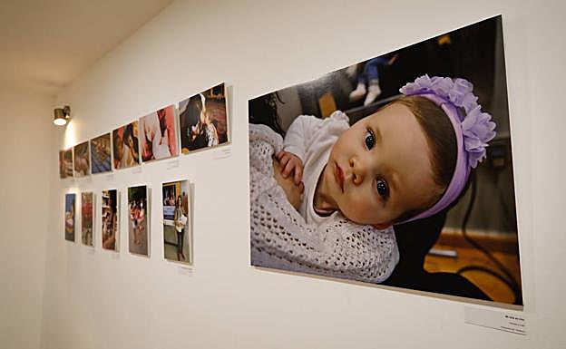 Imagen principal - Fotos de la exposición sobre lactancia que se puede ver en Armilla.