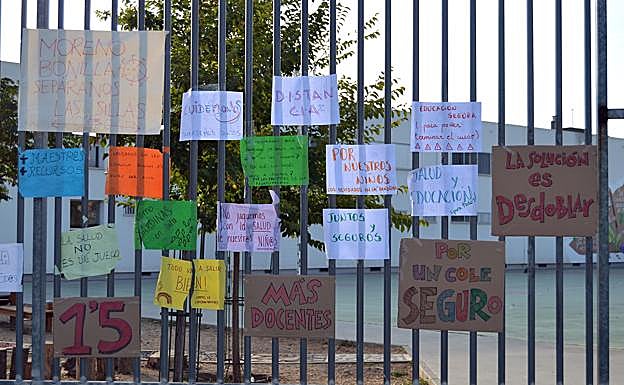Imagen principal - Educación en Granada | Familias del colegio Elena Martín Vivaldi piden más profesores para mantener las distancias en las aulas