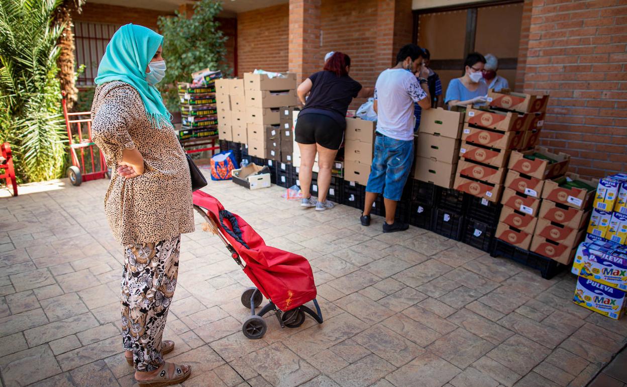 Los vecinos de los barrios granadinos se han organizado para repartir comida entre familias necesitadas.