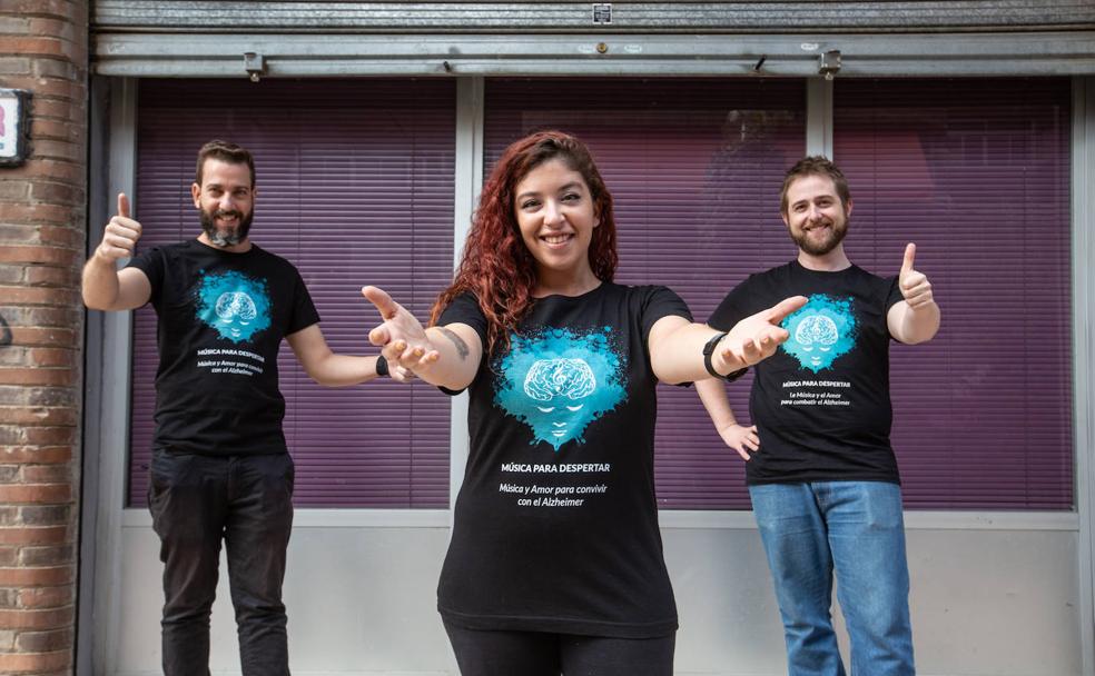 Pepe, María y Aarón, en la oficina de 'Música para despertar'