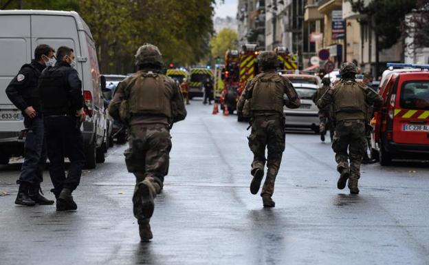 Soldados franceses en las inmediaciones de 'Charlie Hebdo'.