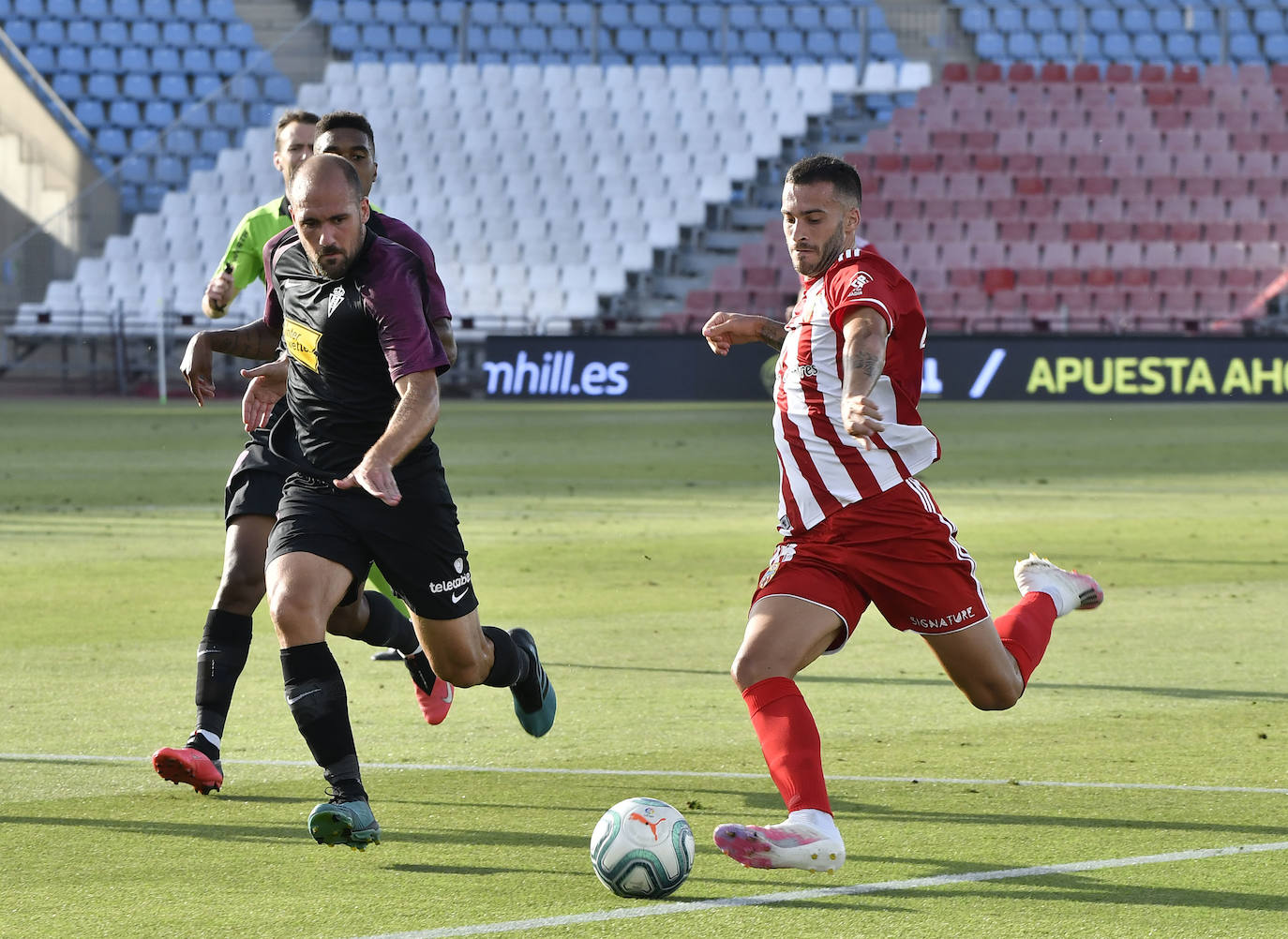 Lazo intenta el disparo en el último Almería-Sporting, disputado el pasado curso. 