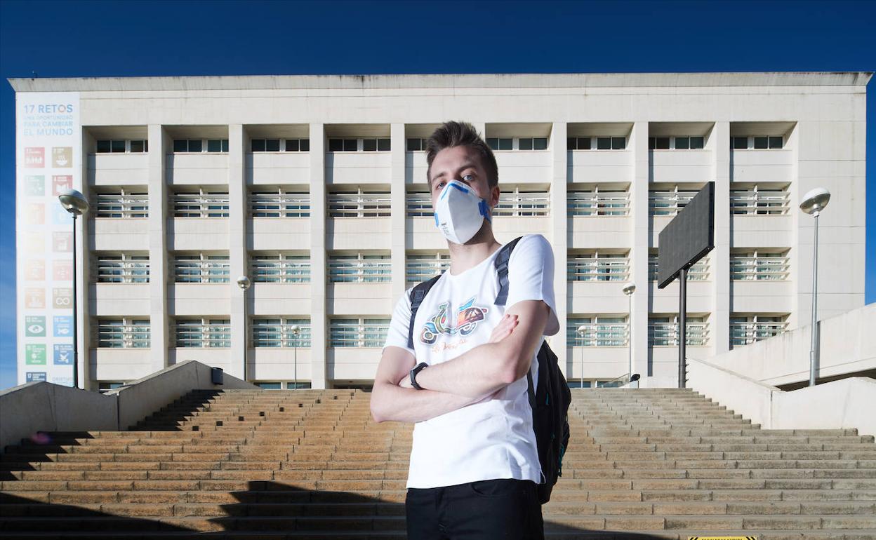 Miguel Requena posa delante de la Escuela de Caminos. 
