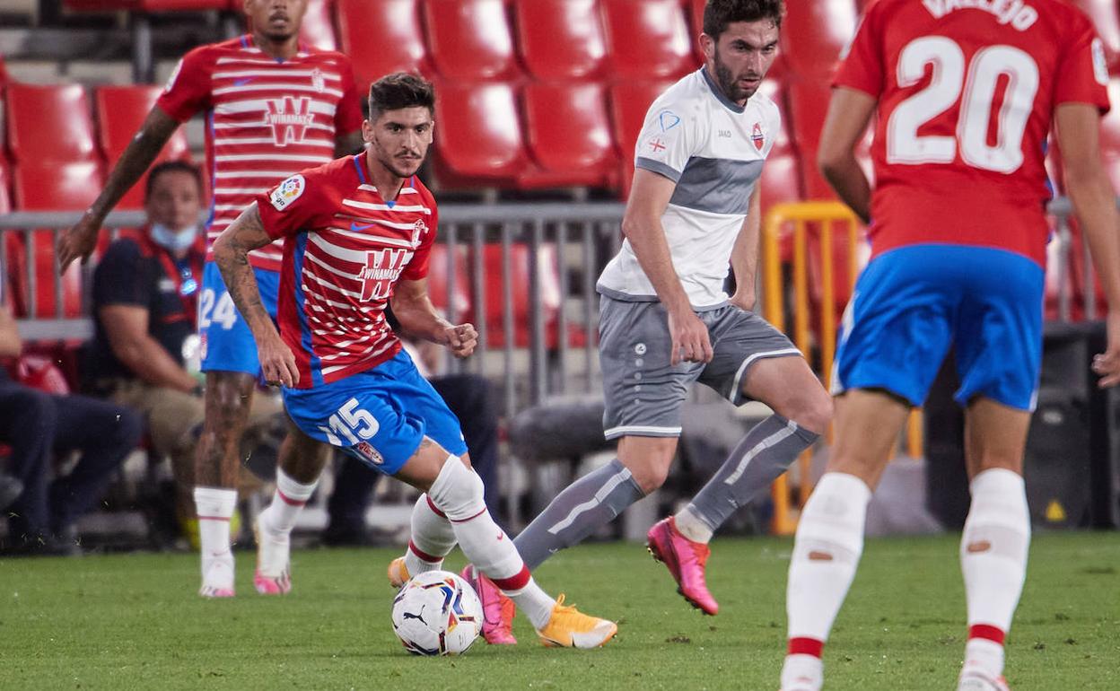 Carlos Neva, en primer término, con el balón en los pies durante el partido con el Locomotive. 