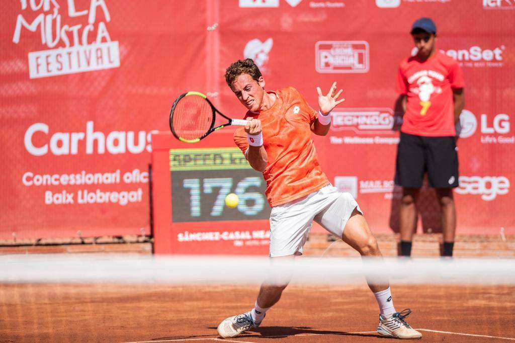 Carballés devuelva una pelota con dificultades. 