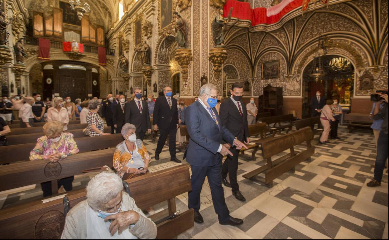 El hermano mayor de Virgen de las Angustias, con el alcalde y el resto de representantes de los grupos municipales.