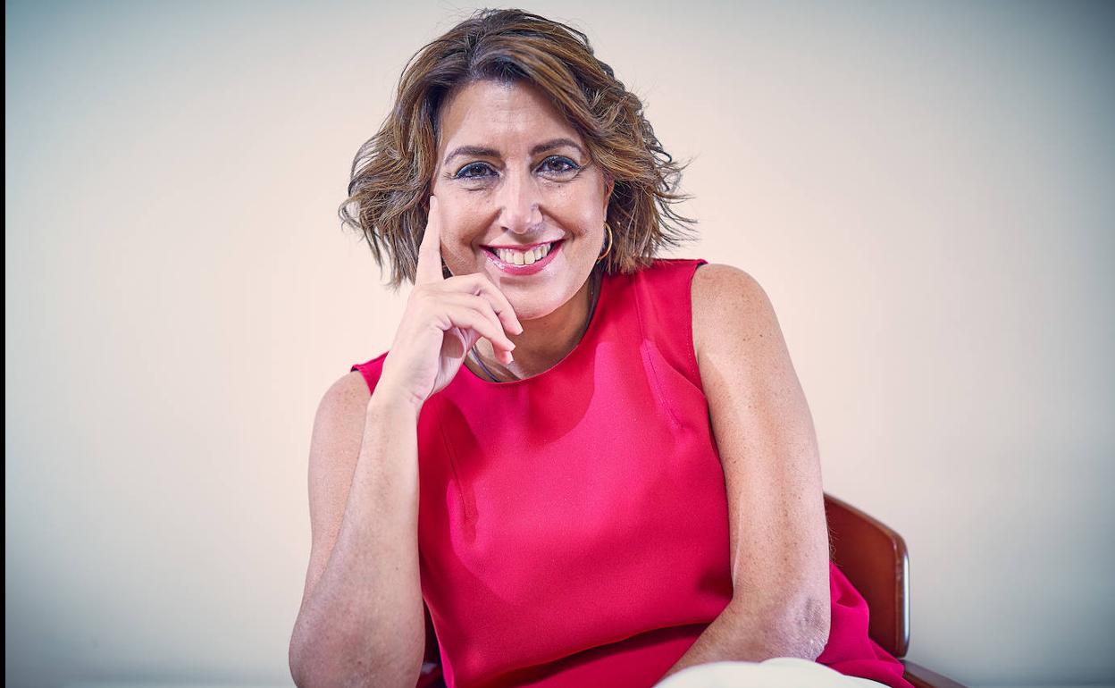 Susana Díaz durante la entrevista, en la redacción de IDEAL.