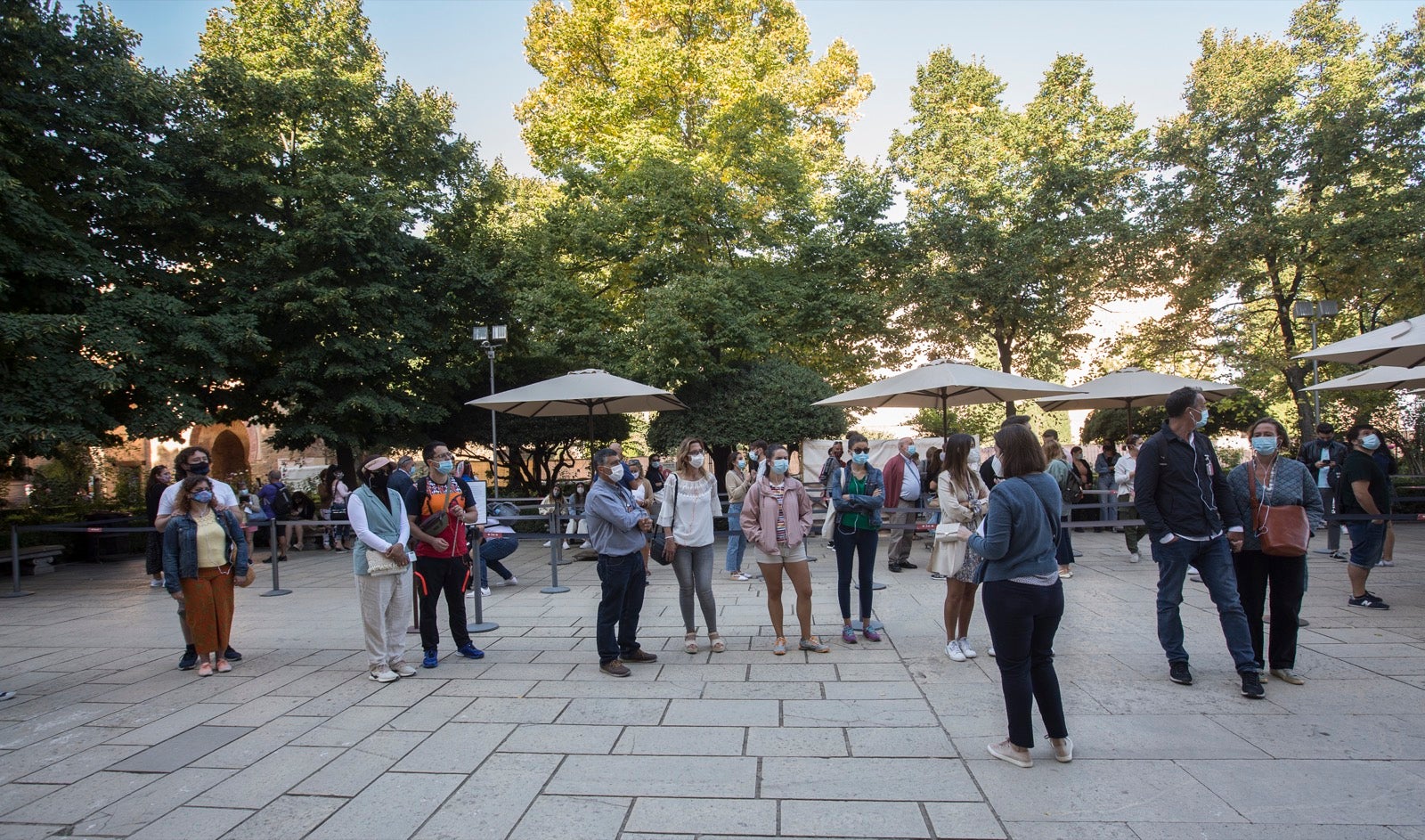 Viandantes por el centro de Granada.