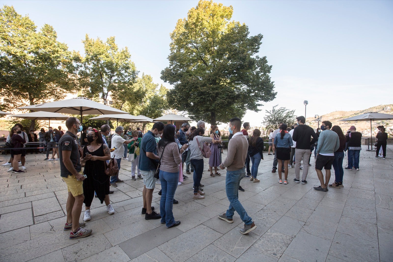 Viandantes por el centro de Granada.