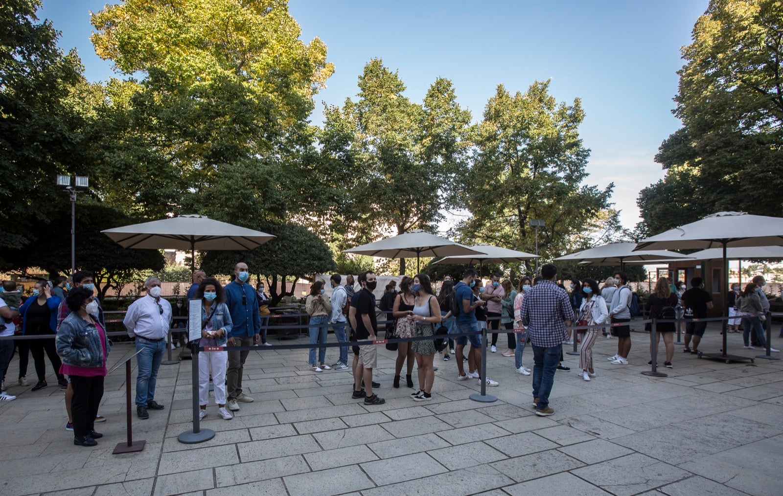 Viandantes por el centro de Granada.