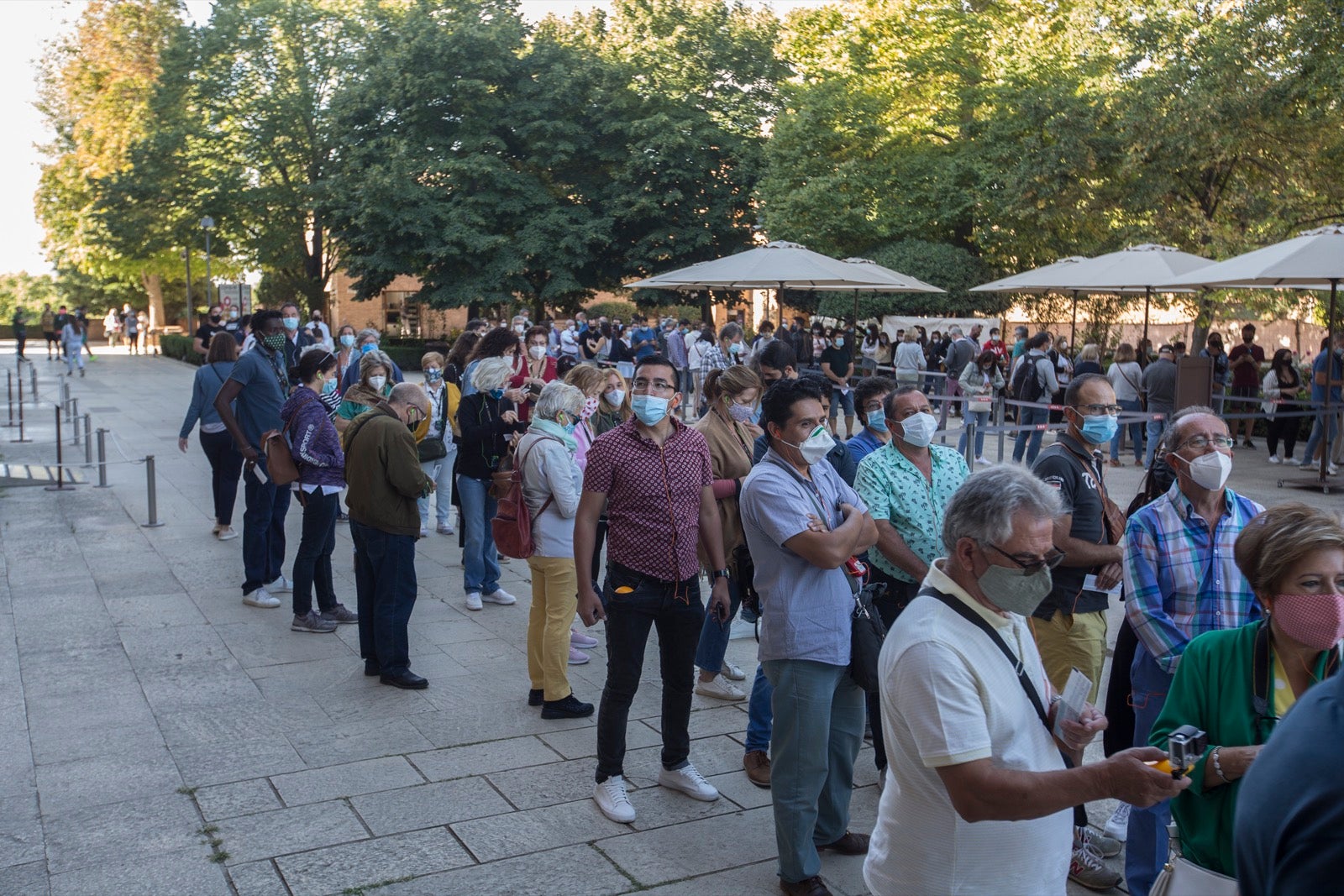 Viandantes por el centro de Granada.