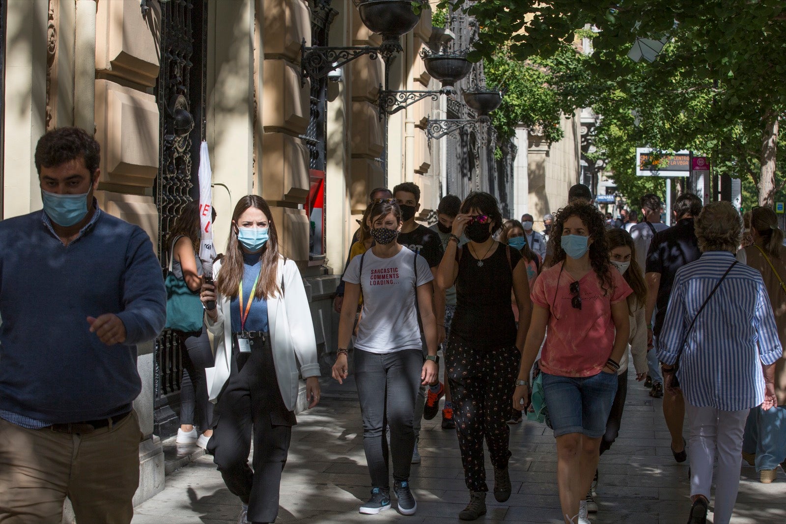 Viandantes por el centro de Granada.
