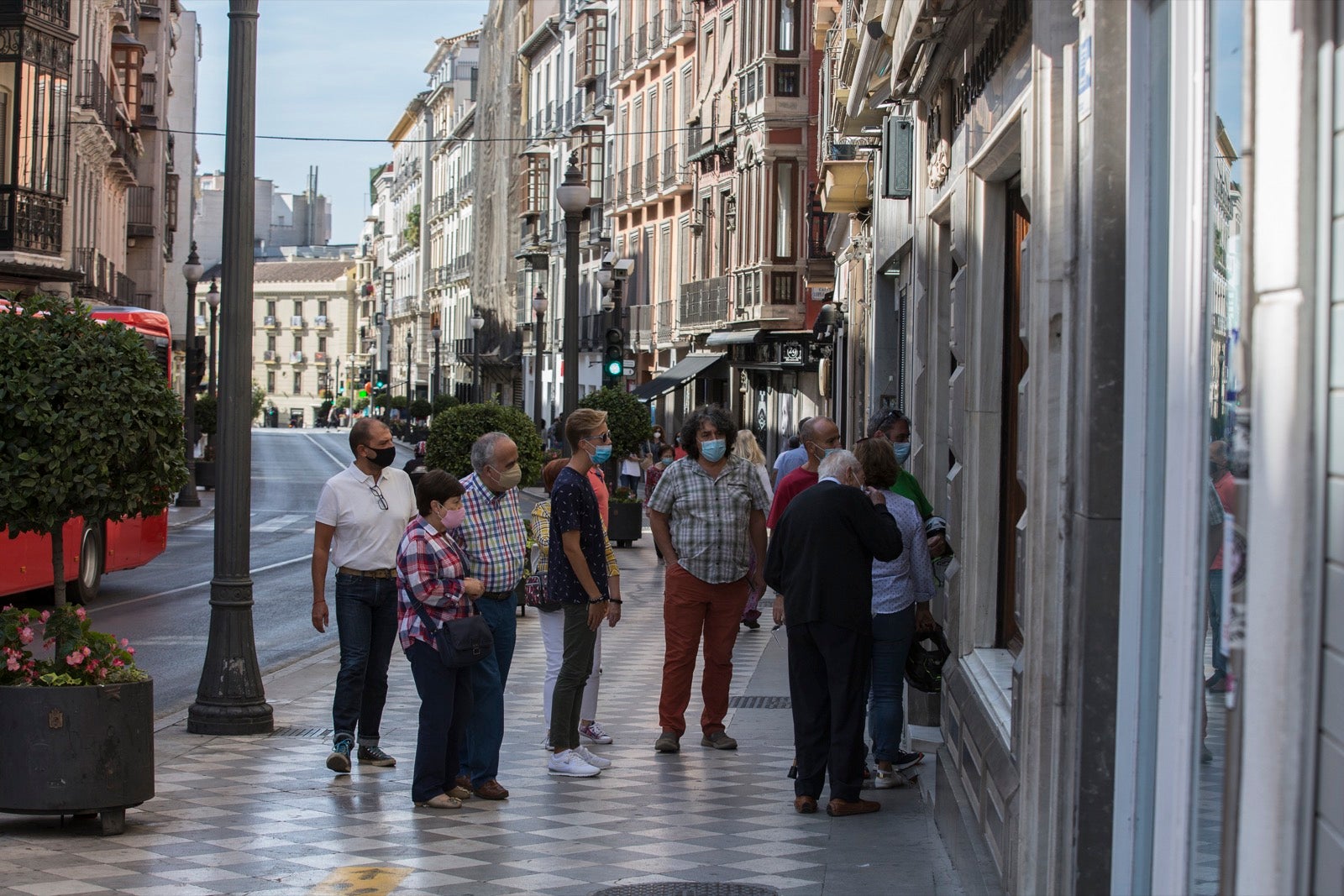 Viandantes por el centro de Granada.