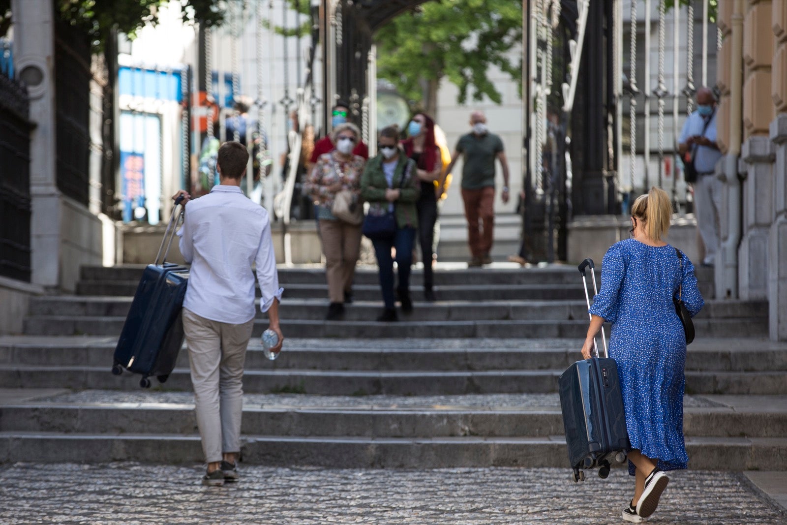 Viandantes por el centro de Granada.