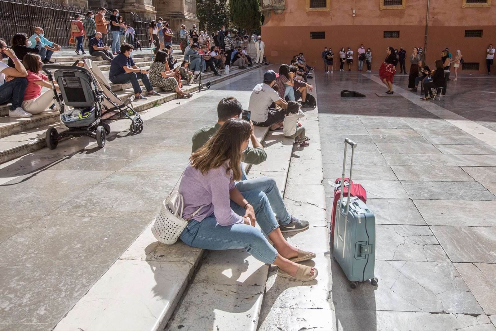 Viandantes por el centro de Granada.