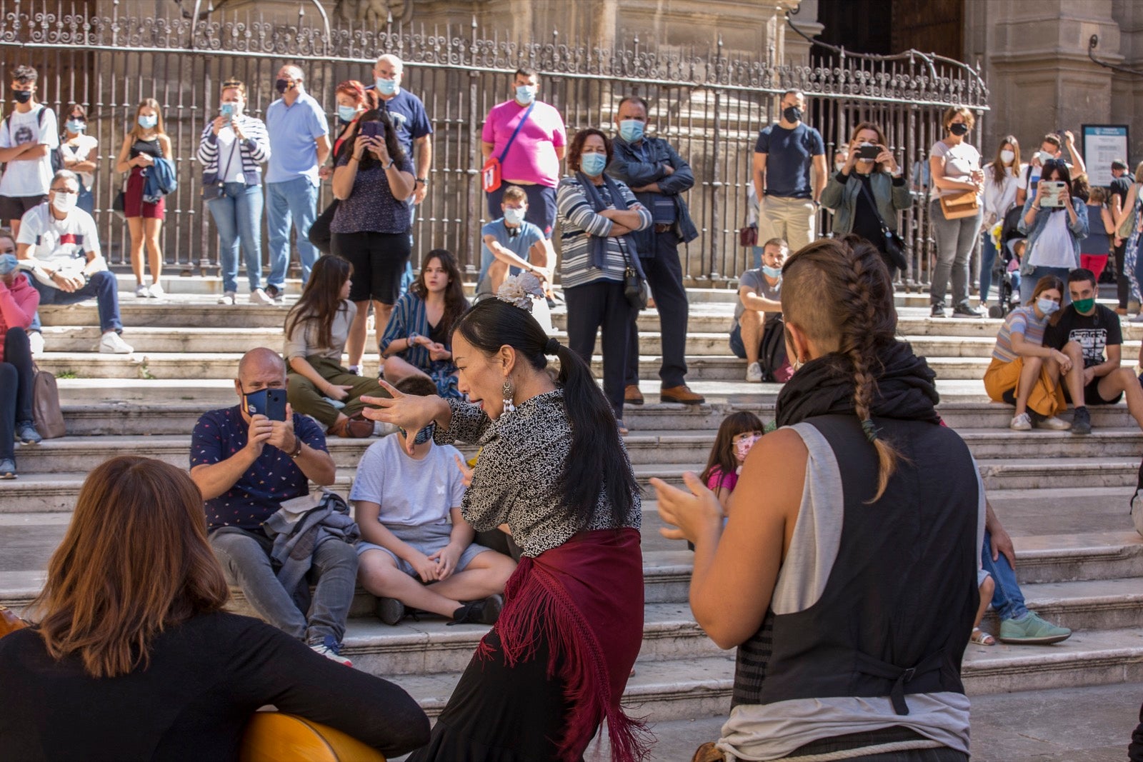 Viandantes por el centro de Granada.