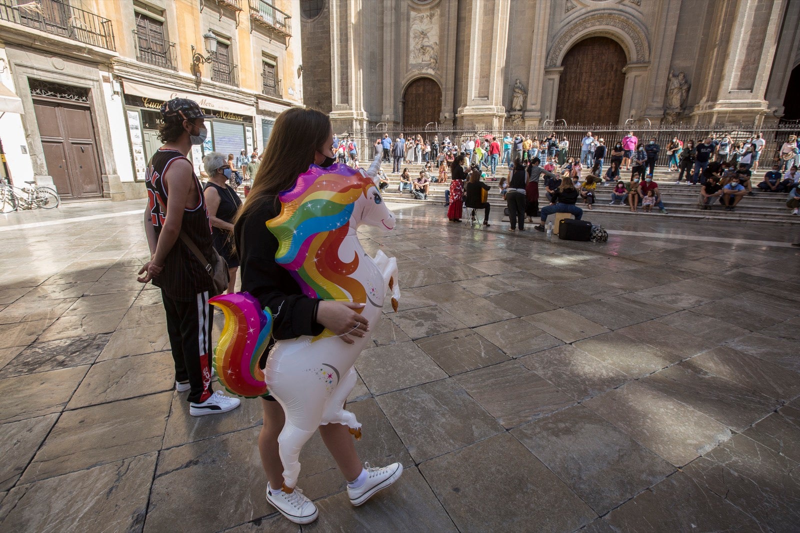 Viandantes por el centro de Granada.