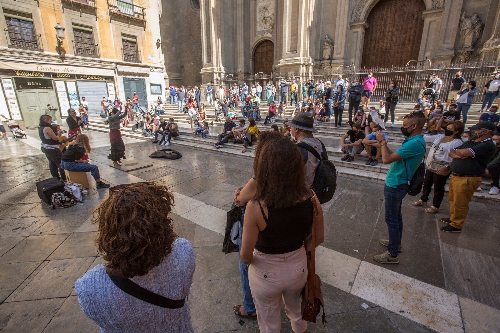 Viandantes por el centro de Granada.