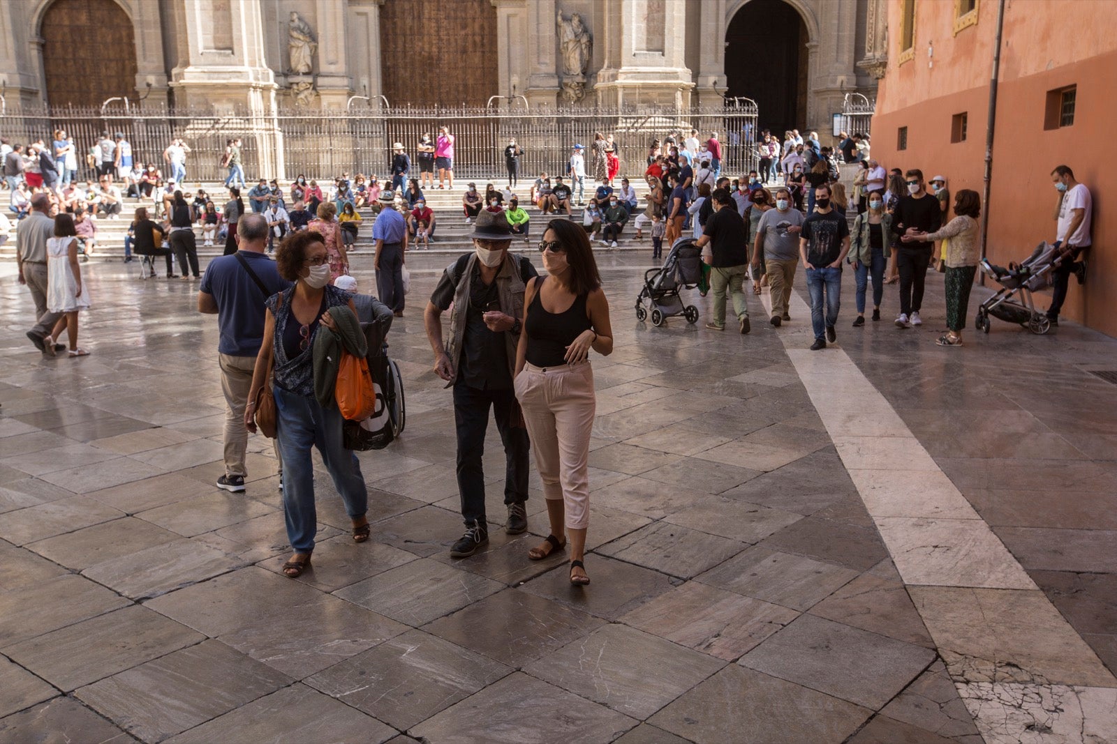 Viandantes por el centro de Granada.