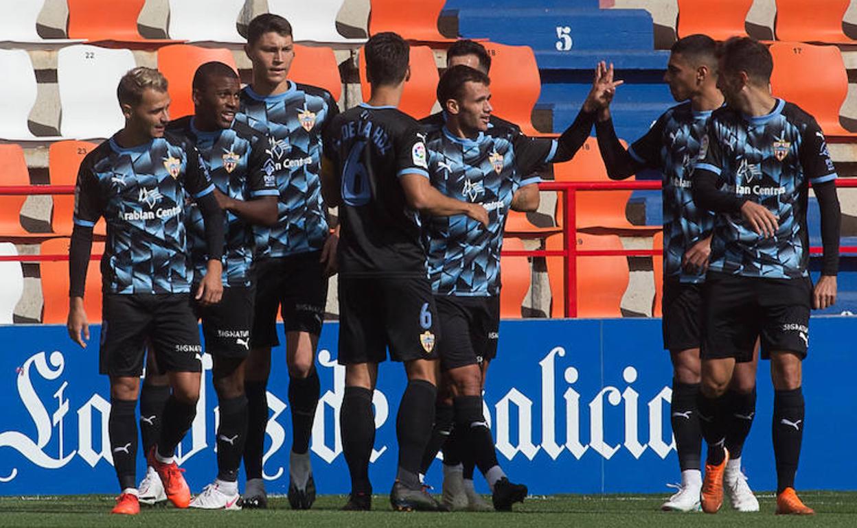 Los indálicos celebran el segundo gol, que llevó la firma de Ager Aketxe. 