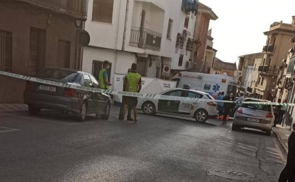 Sanitarios y agentes en el lugar de los hechos el viernes, en Mancha Real.. 