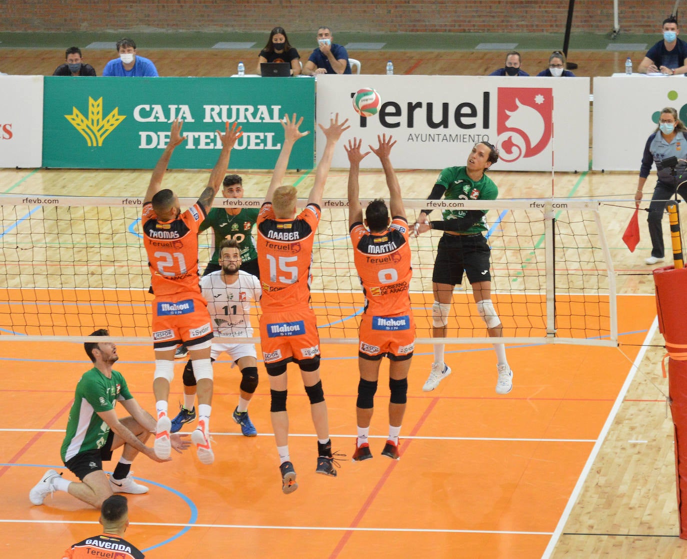 Marlon Palharini intenta superar el bloqueo de Ereu, Naaber y Martín. 