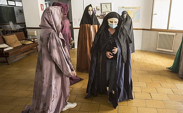 Imagen principal - 'Las troyanas', este jueves en el Teatro CajaGranada.