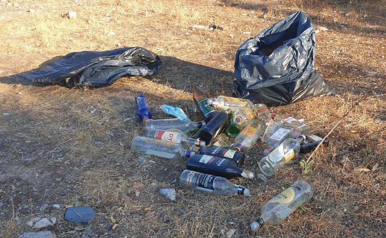 Basura acumulada en el campo. 