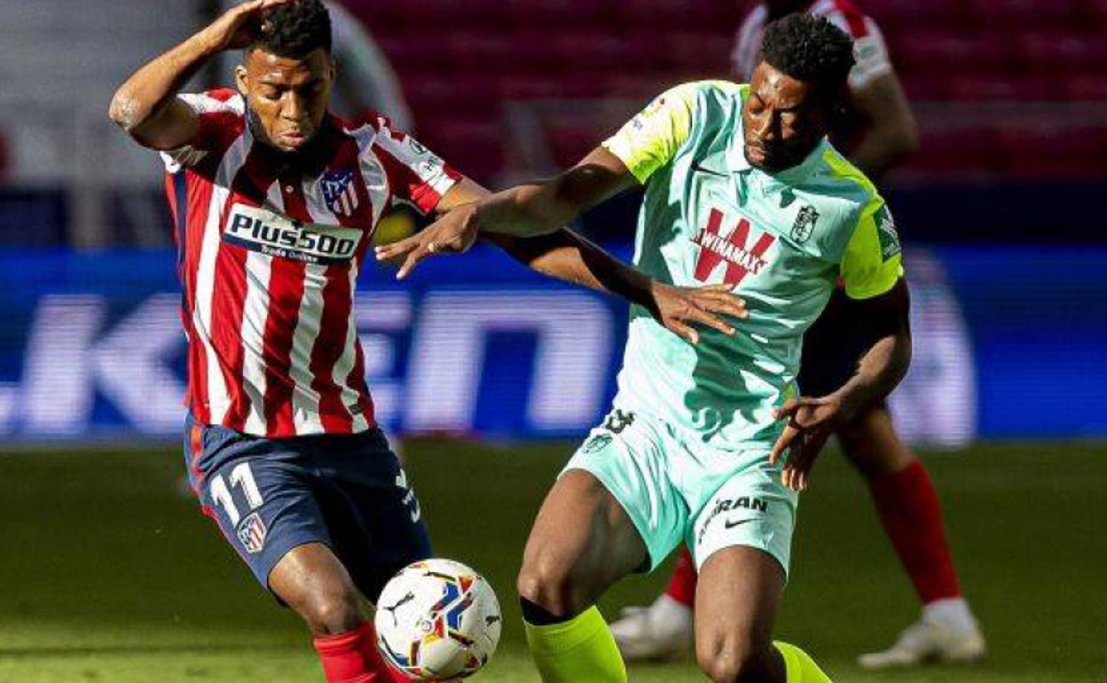 Eteki pelea un balón con Lemar en su debut este año en Liga. 