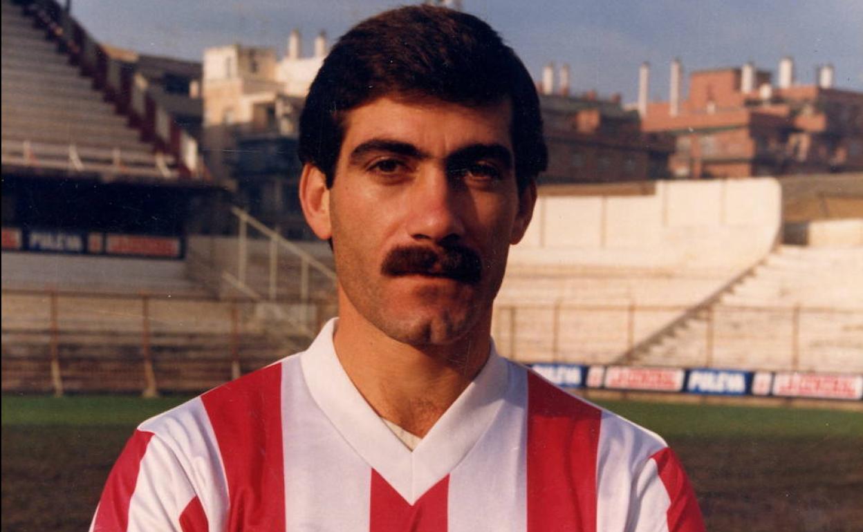 Manuel Molina 'Lina' posa con la camiseta rojiblanca en 1986. 