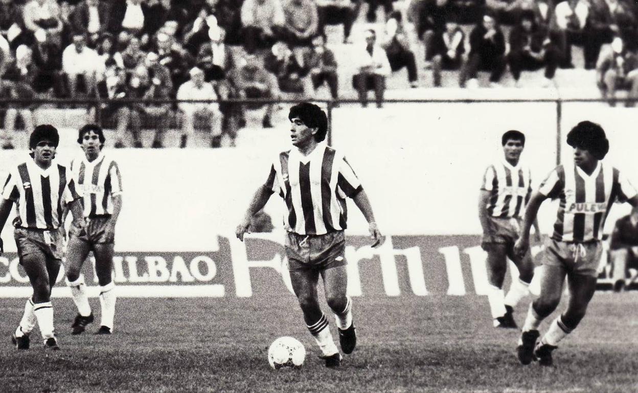 Diego Maradona avanza con el balón en el partido ante el Malmö sueco, flanqueado por Hugo (a su derecha) y Lalo (a su izquierda). 