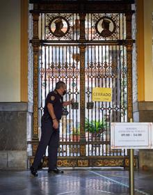 Imagen secundaria 2 - Así amaneció la Plaza del Carmen ayer. 