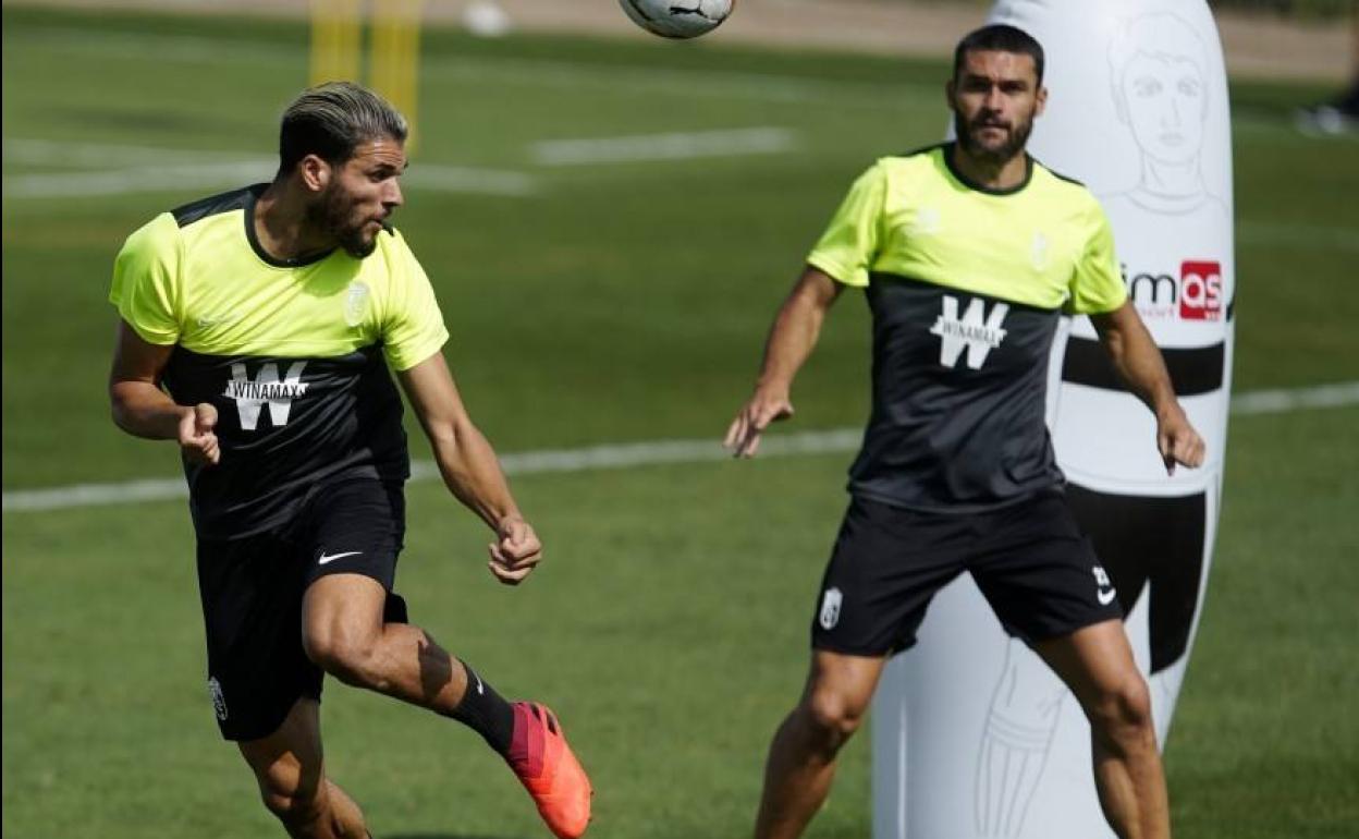 Antoñín (izquierda) remata de cabeza durante un entrenamiento. 