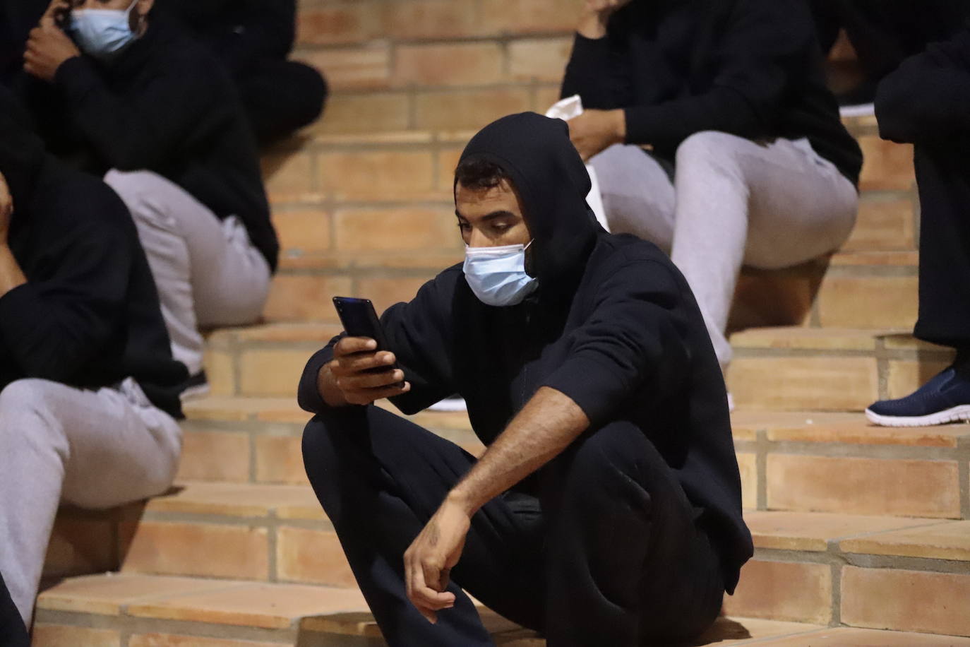 Fotos: El Ayuntamiento de Motril fleta un autobús &#039;exprés&#039; para que 24 inmigrantes hagan cuarentena