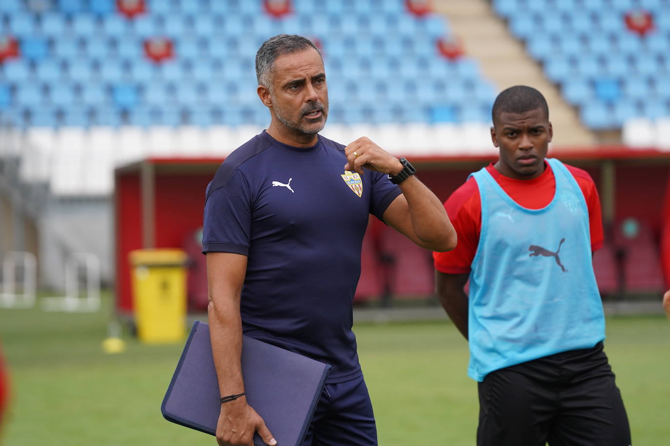 José Gomes habla con sus jugadores. 