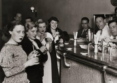 Imagen secundaria 1 - 'Nocturnas' muestra la vida nocturna de las principales ciudades españolas en la primera mitad del siglo XX.