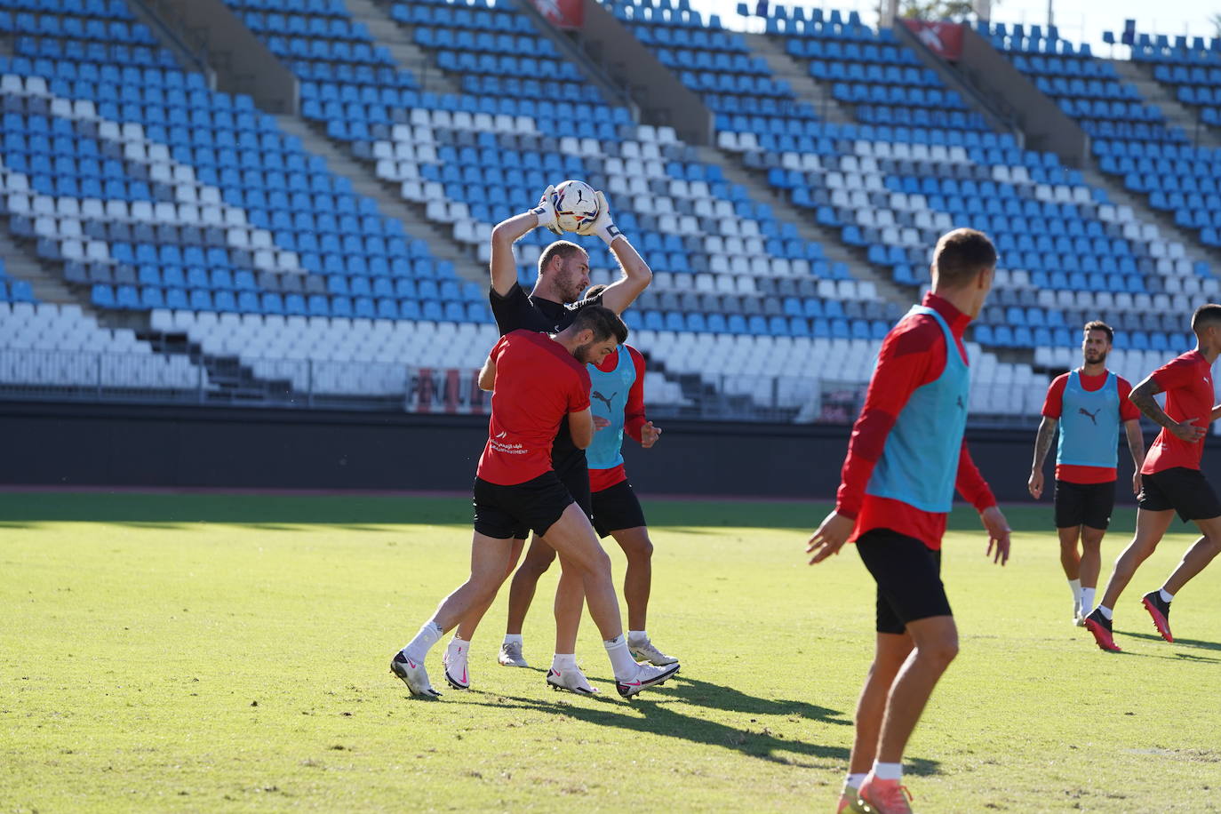 Fotos: Los rojiblancos esperan dar un salto más tras lo hecho en Lugo ante un Sporting fuerte
