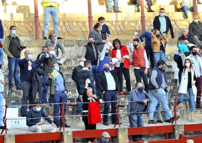 Imagen secundaria 1 - Paco Ureña, pÚblico en las gradas y paseíllo en San Nicasio. 