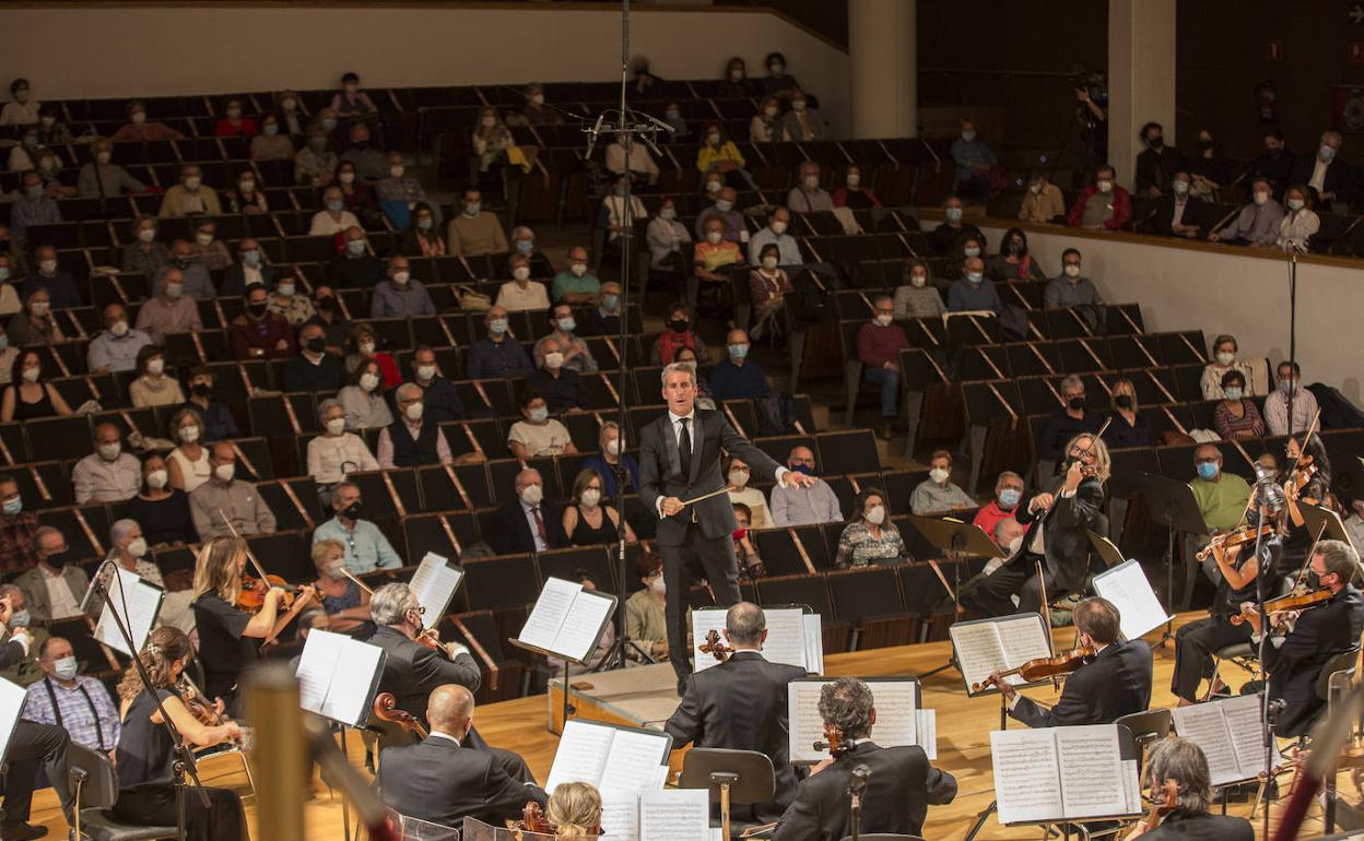 Concierto de la OCG, con su nuevo director artístico Lucas Macías, anoche en el Auditorio Manuel de Falla. 
