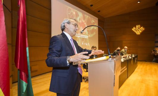 Antonio León se dirige a los asistentes.