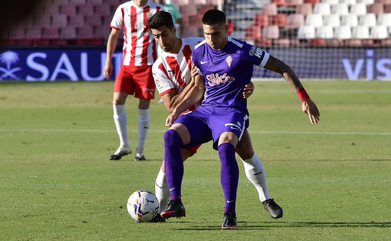 Djuka controla el balón ante César de la Hoz. 