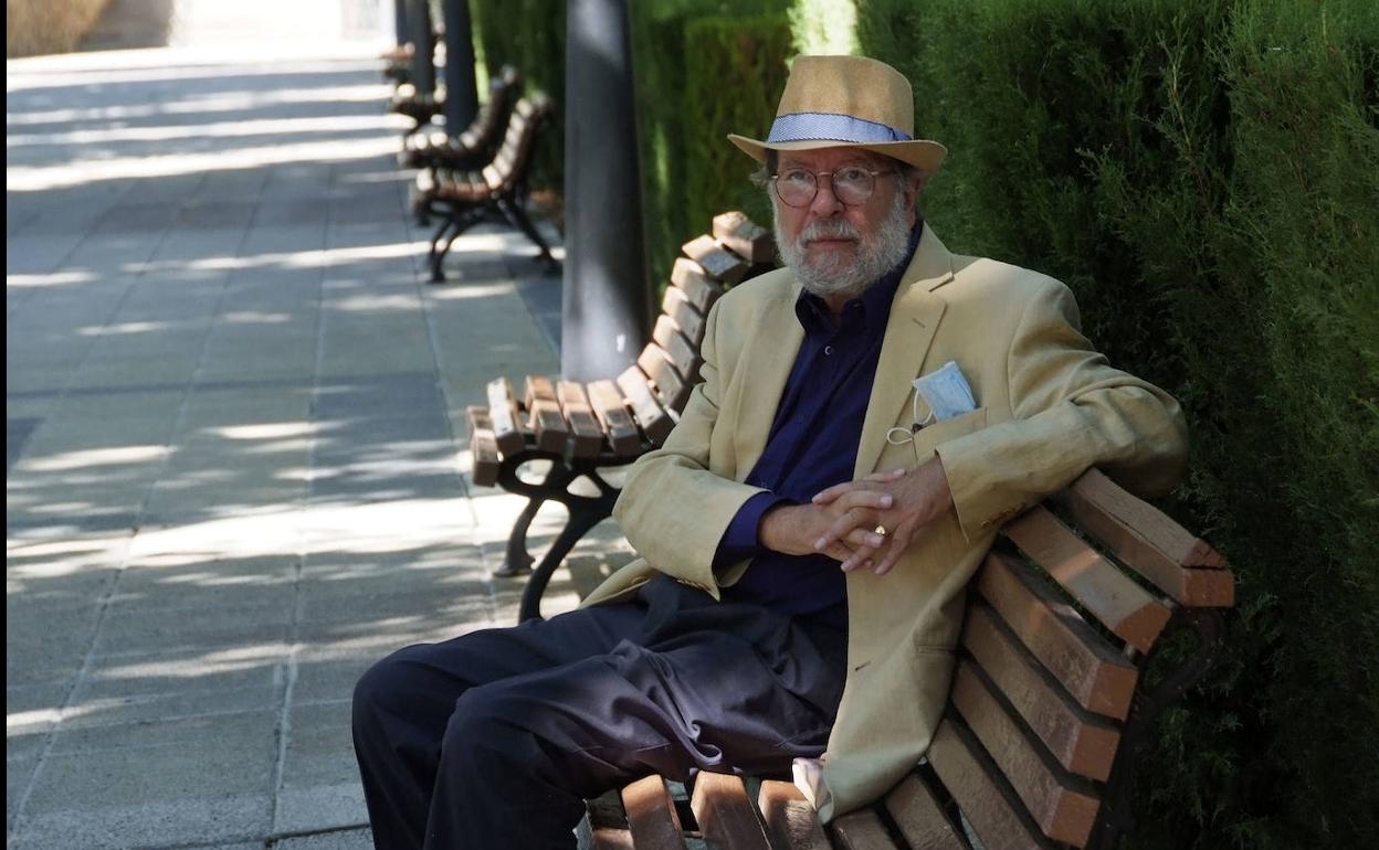 El escritor Antonio Enrique presenta la próxima semana sus tres volúmenes de memorias. 