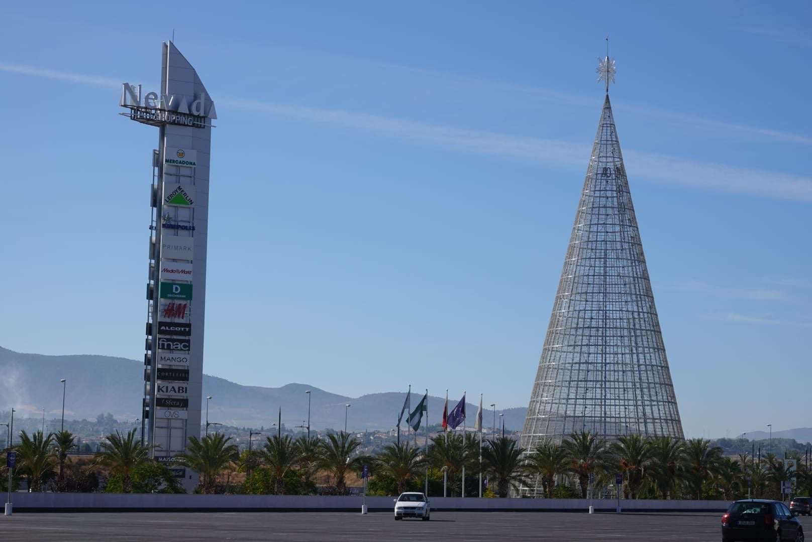 El centro comercial ya ha instalado su clásico árbol en el exterior del centro comercial 