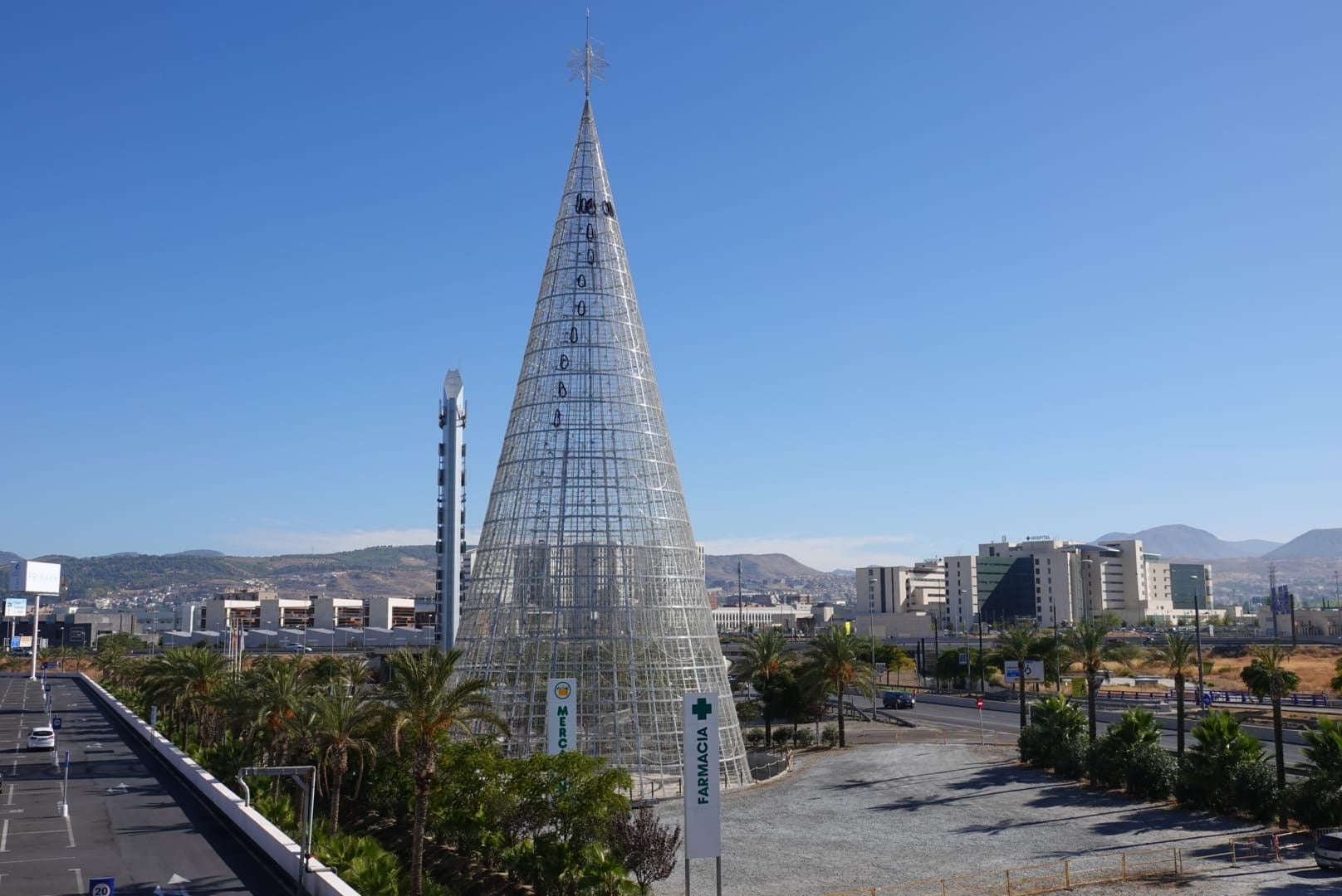 El centro comercial ya ha instalado su clásico árbol en el exterior del centro comercial 