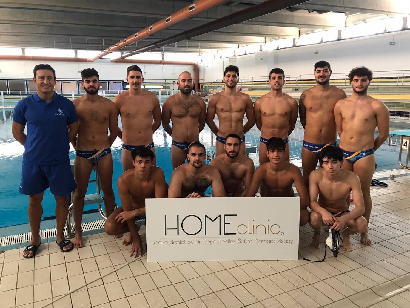 El Home Clinic Alhambra posa tras lograr el ascenso a Segunda. 