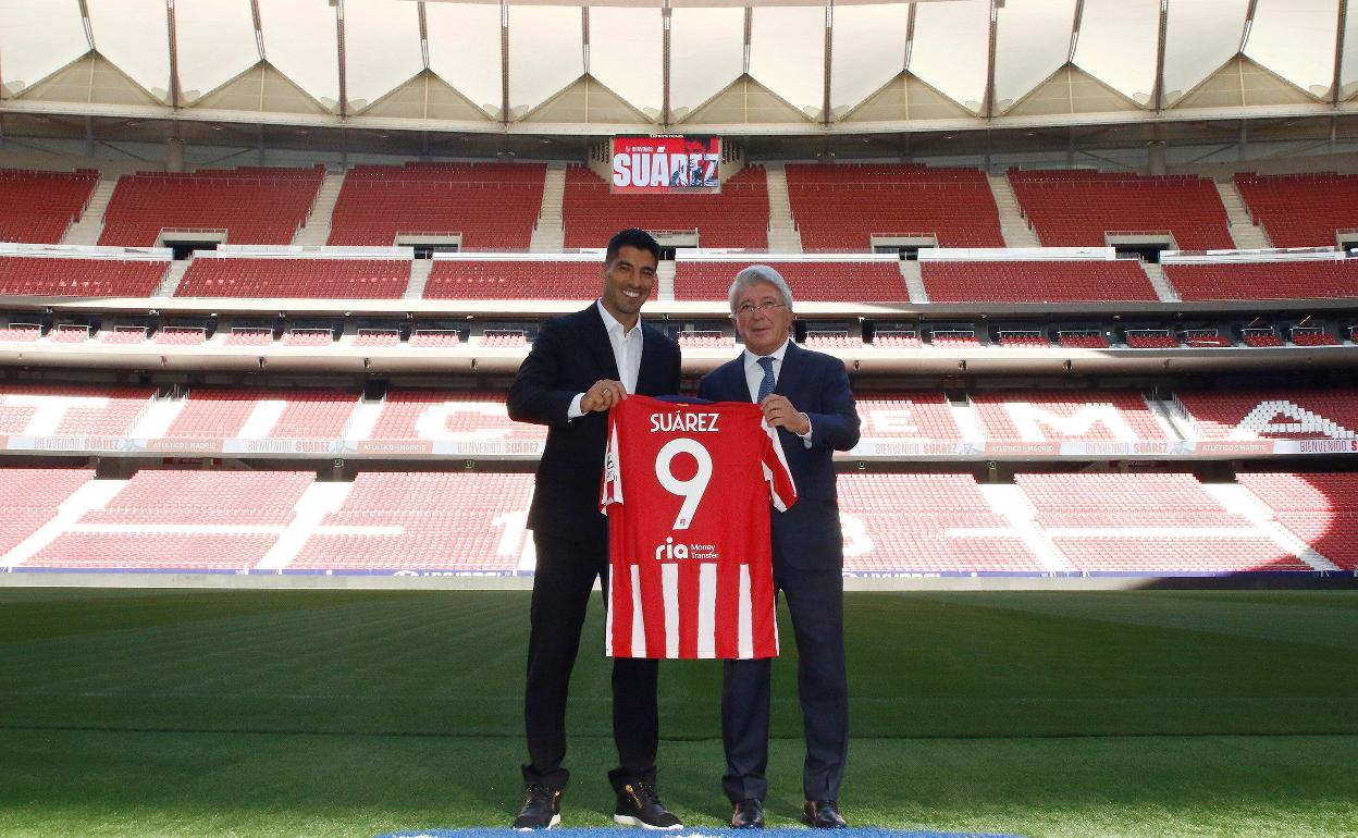 Luis Suárez y Enrique Cerezo, durante la presentación del uruguayo.