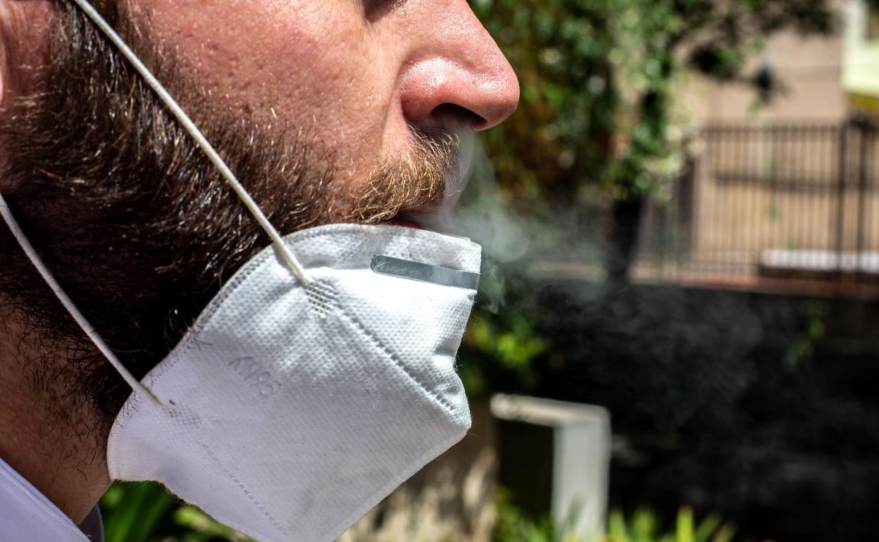 El nuevo peligro con el coronavirus que llega en otoño: la lluvia en las mascarillas