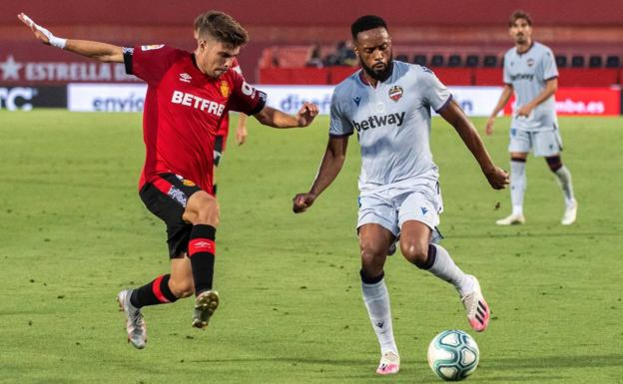 Pozo defiende a Hernani en una acción con el Mallorca el curso pasado. 